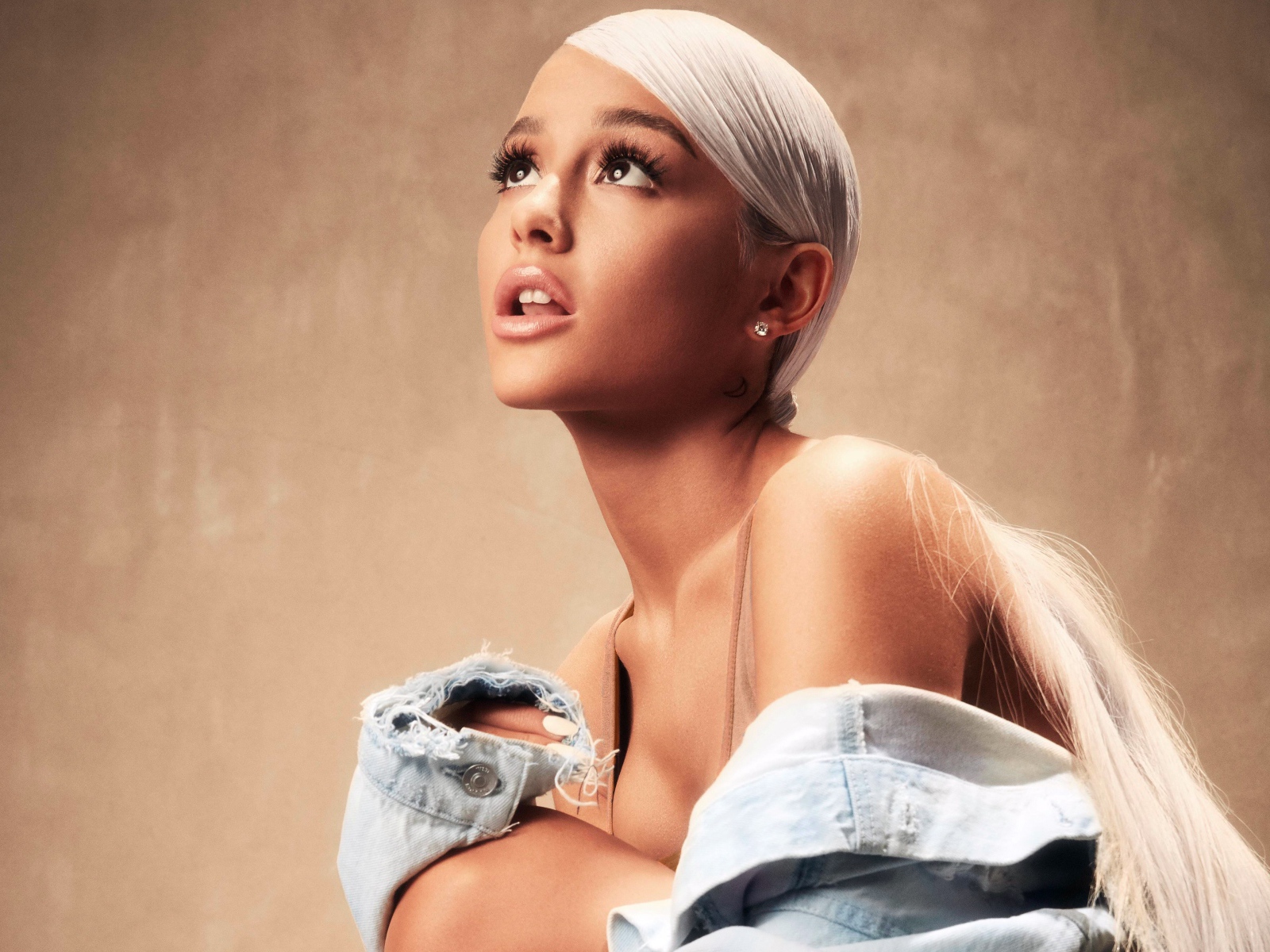 Актриса Ариана Гранде с белыми волосами