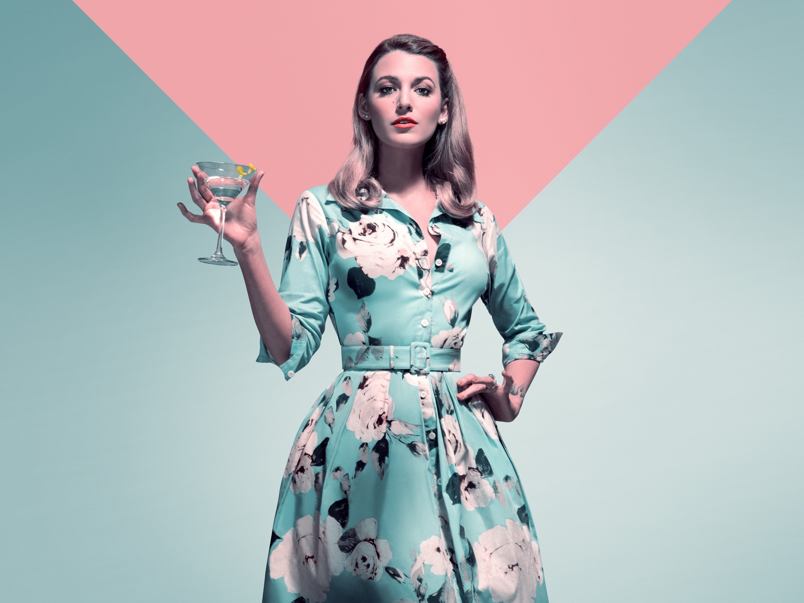 Актриса Блейк Лайвли в красивом платье с бокалом