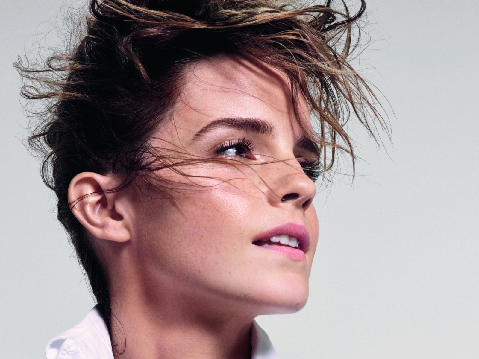 Актриса Эмма Уотсон на сером фоне