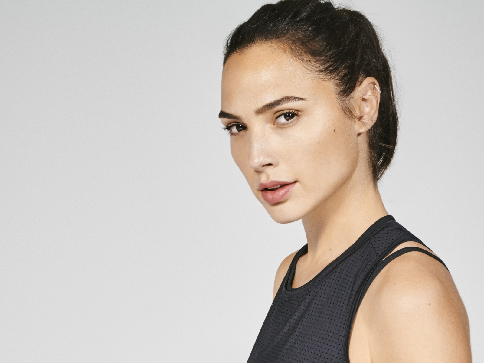 Актриса Галь Гадот фото на сером фоне