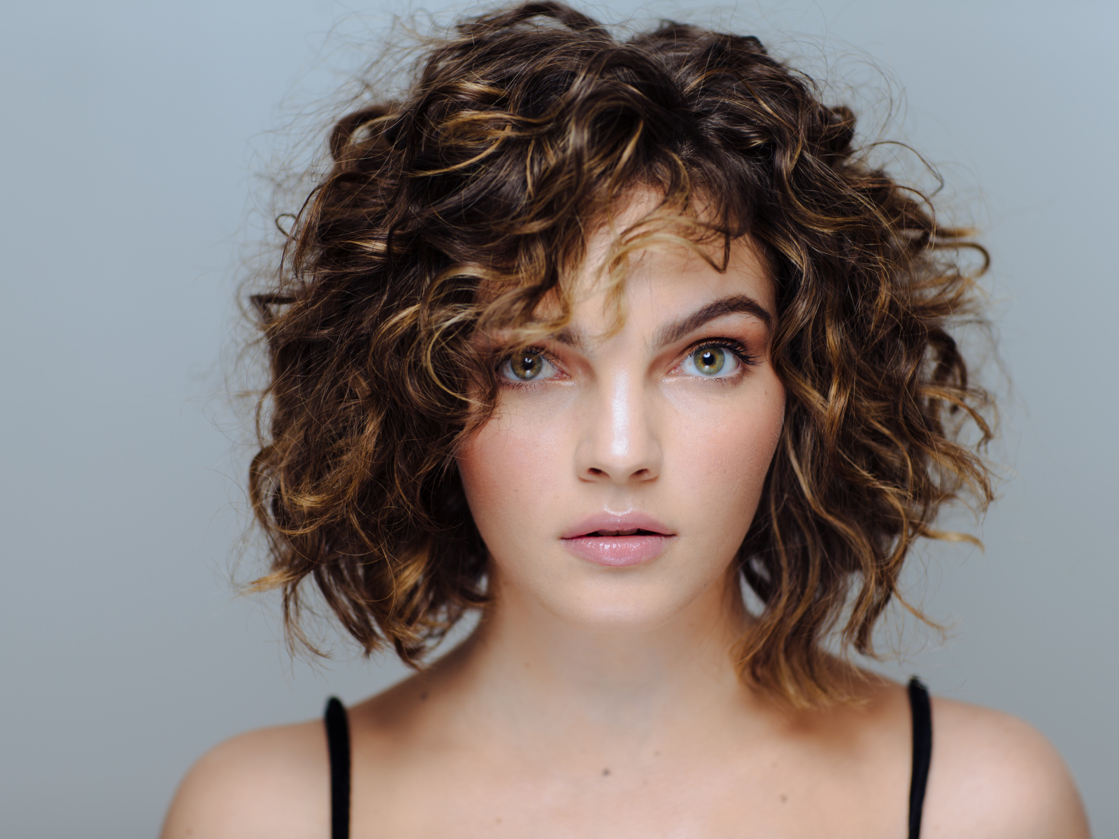 Актриса Камрен Бикондова на сером фоне