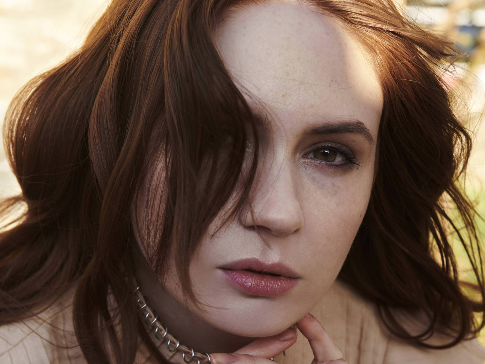 Актриса Карен Гиллан с распущенными волосами