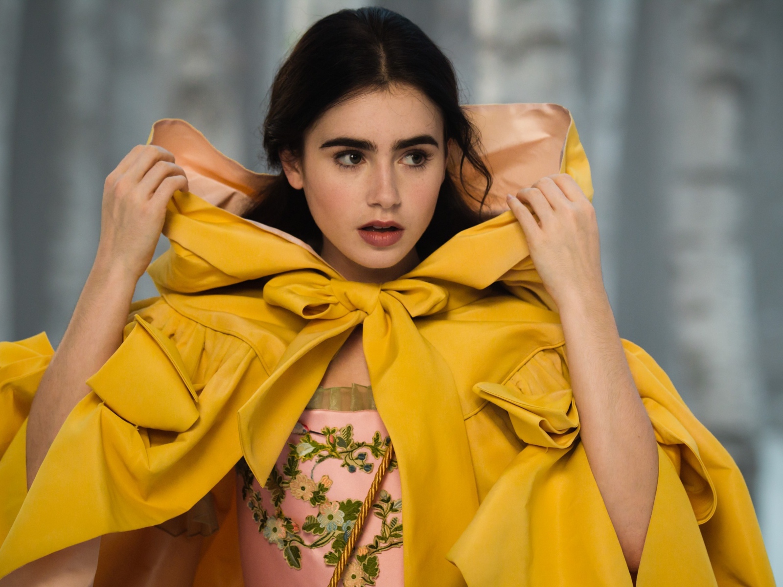 Актриса Лили Коллинз в желтом плаще