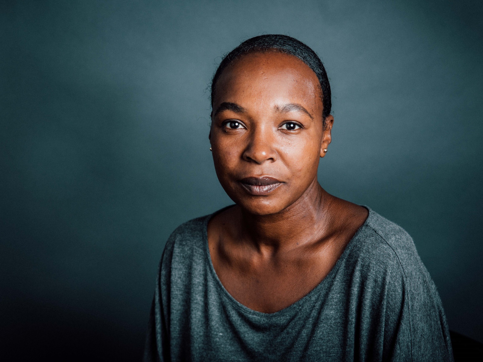 Актриса Надин Маршалл на сером фоне