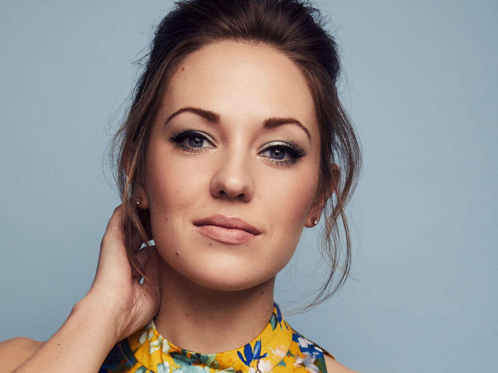 Американская актриса Лора Оснс на сером фоне