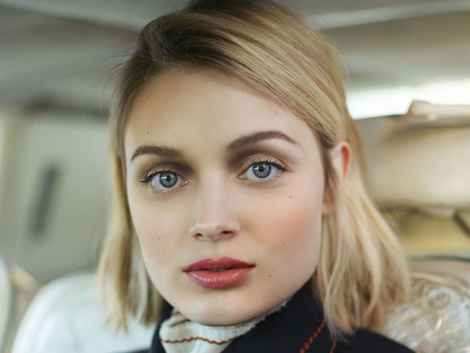 Австралийская актриса Белла Хиткот в машине