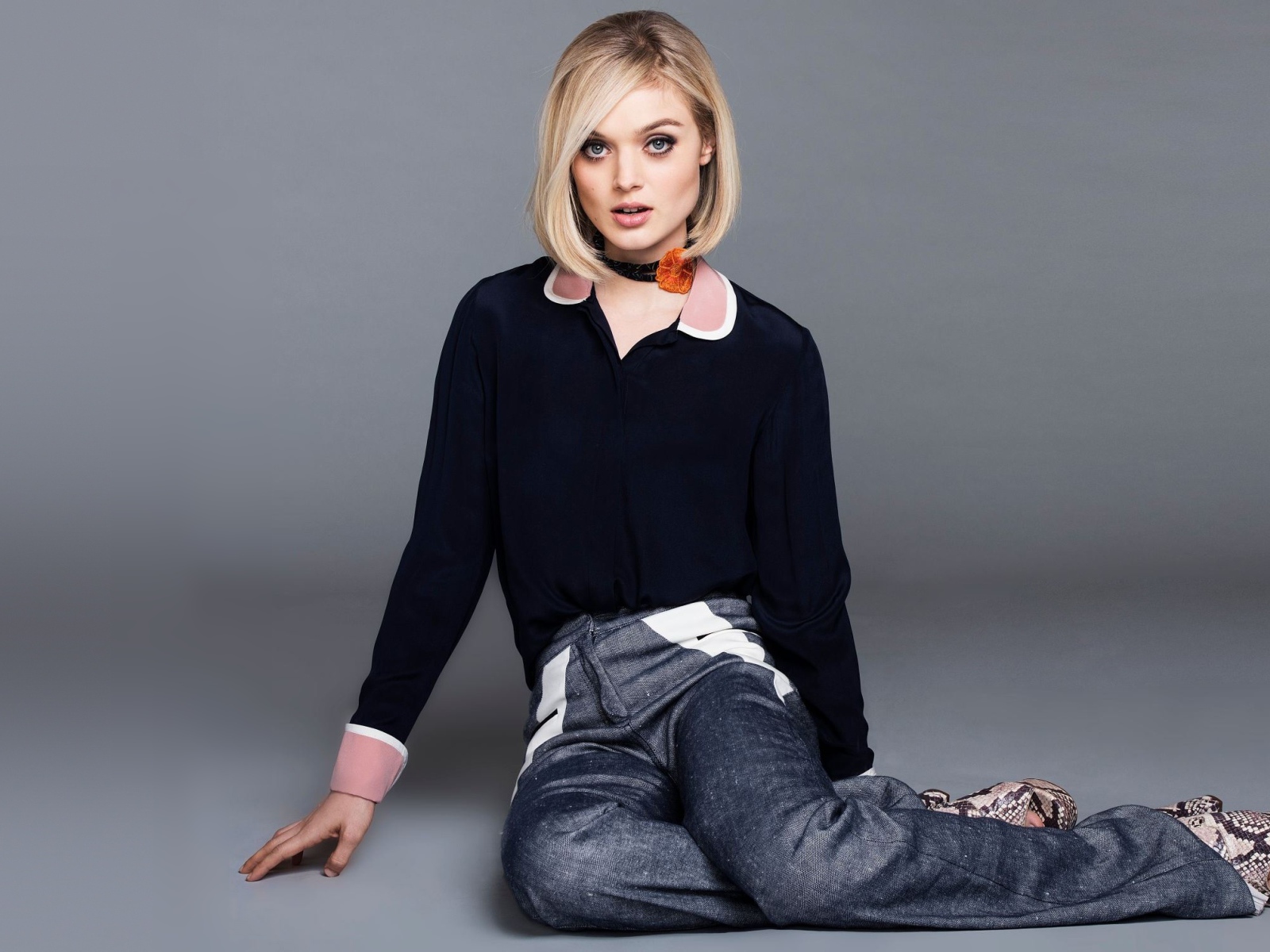 Красивая актриса Белла Хиткот на сером фоне