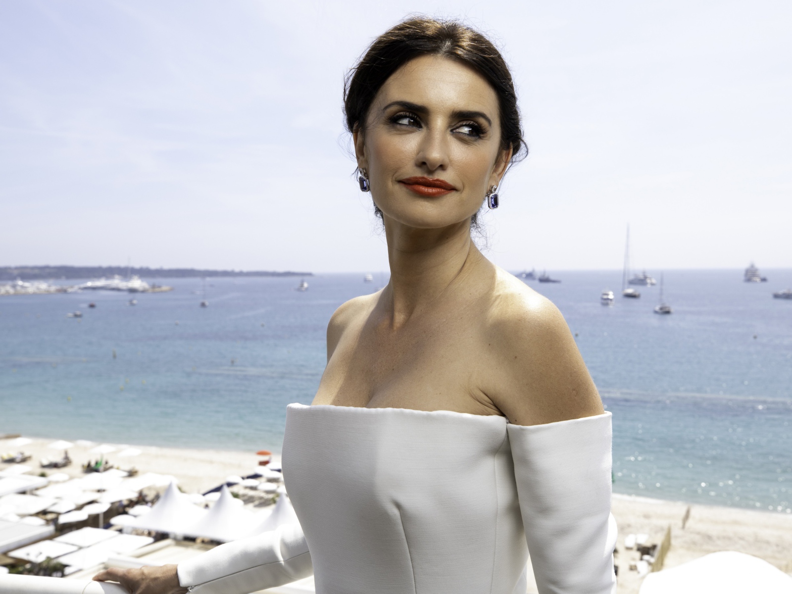 Красивая актриса Пенелопа Крус в белом платье