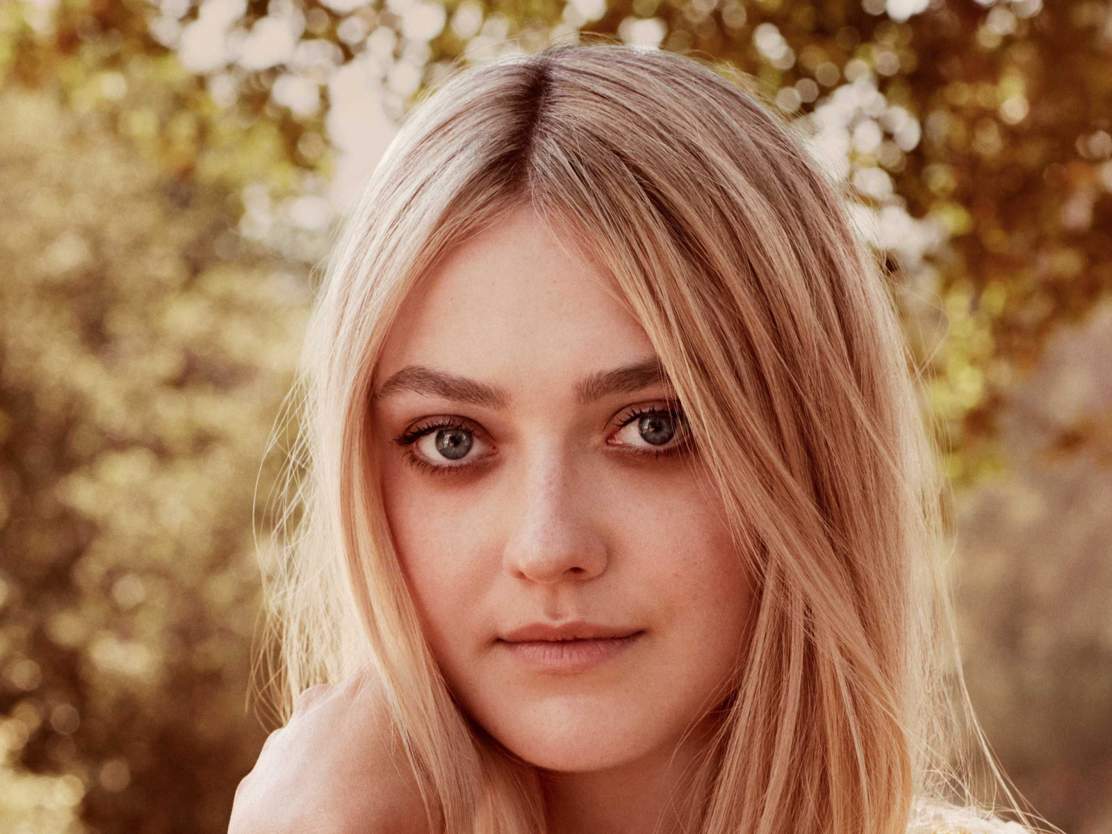 Красивая блондинка, популярная актриса Дакота Фэннинг