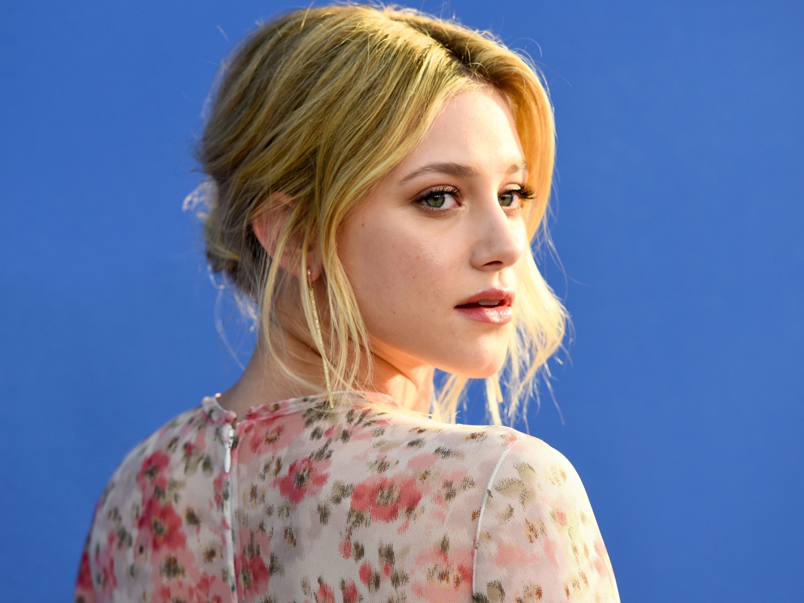 Красивая блондинка актриса Лили Рейнхарт