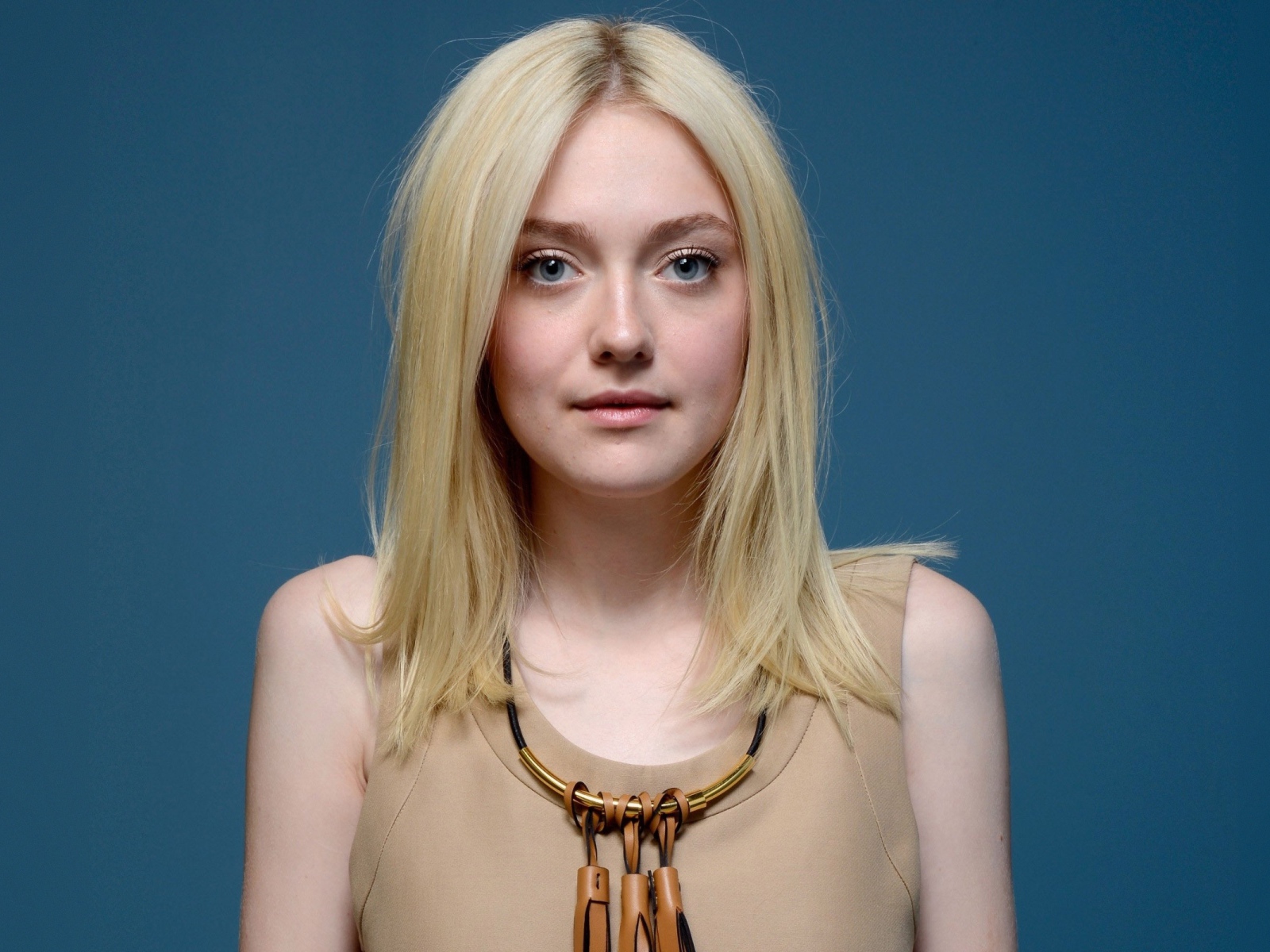 Красивая голубоглазая блондинка,  актриса Дакота Фэннинг