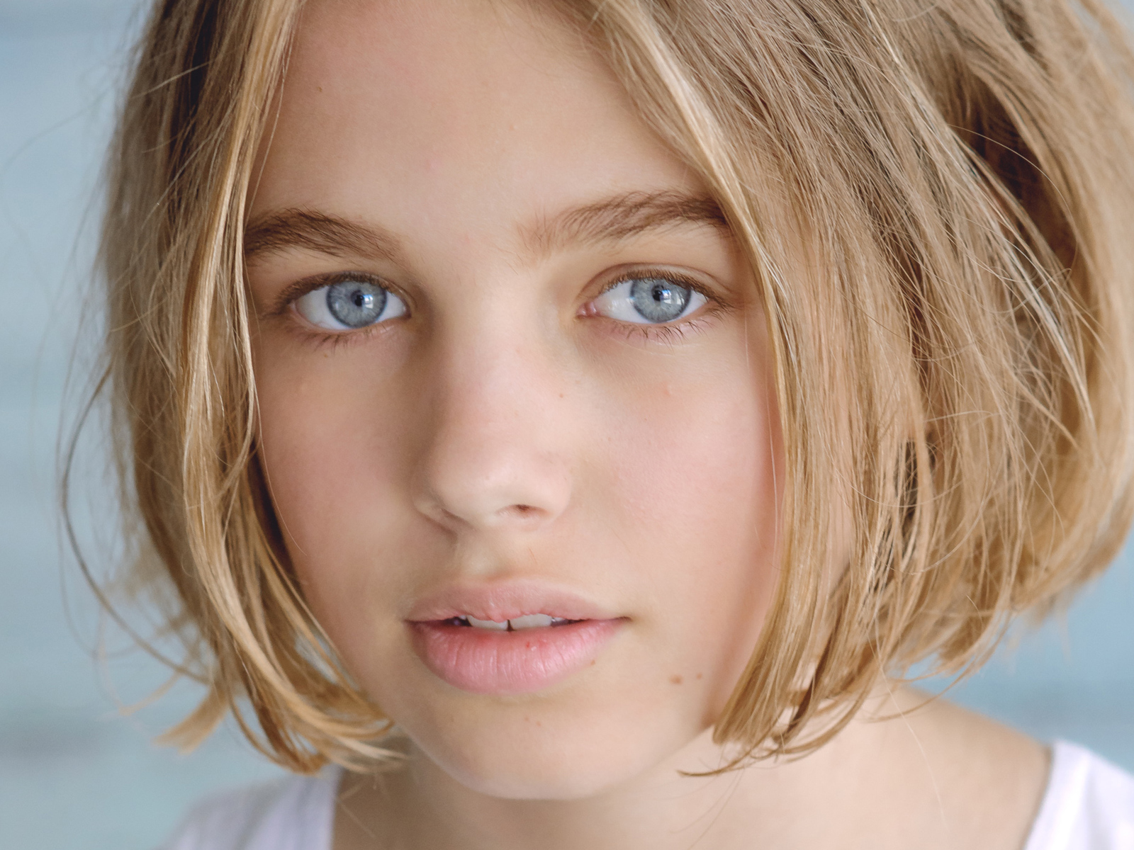 Красивая голубоглазая девушка, австралийская актриса Тиган Крофт