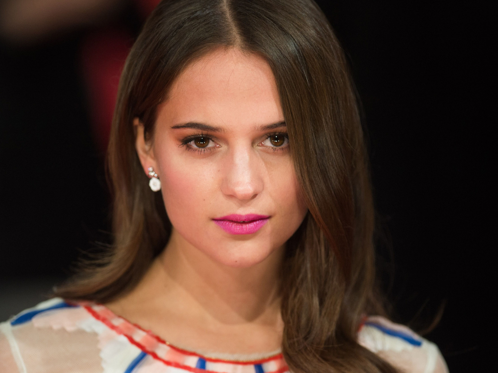 Красивая кареглазая девушка, актриса Алисия Викандер