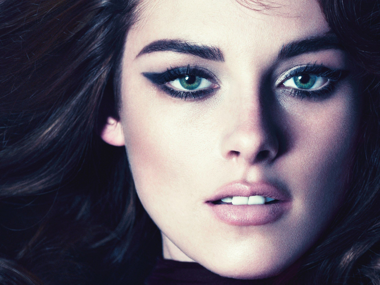 Красивая зеленоглазая актриса Кристен Стюарт фото крупным планом