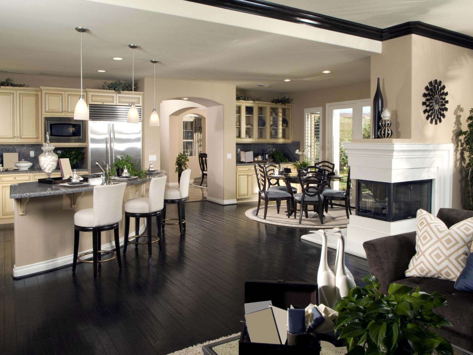 Красивая гостинная с кухней в пастельных тонах 