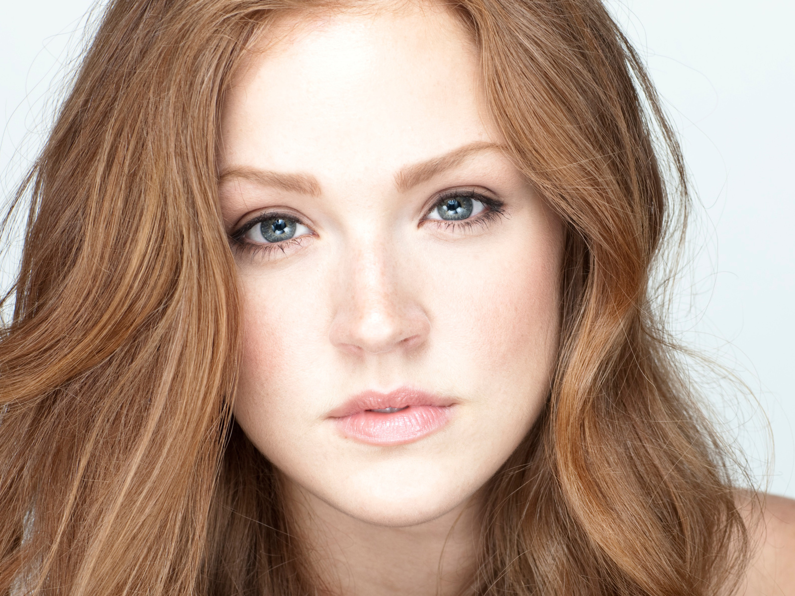 Голубоглазая длинноволосая девушка актриса Магги Джха