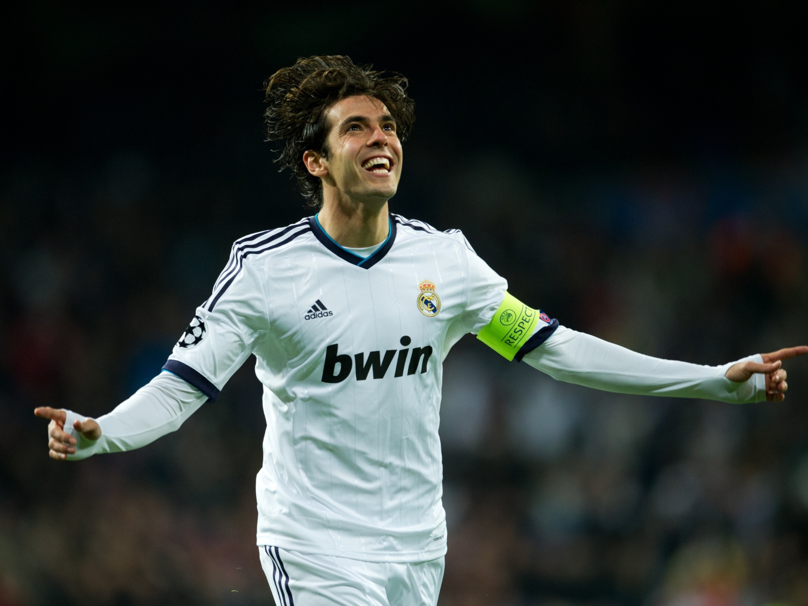 Бразильский футболист Кака радуется на поле