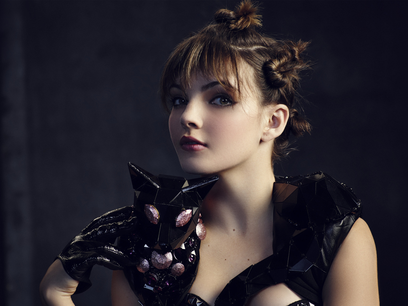 Яркая актриса Камрен Бикондова в черном наряде