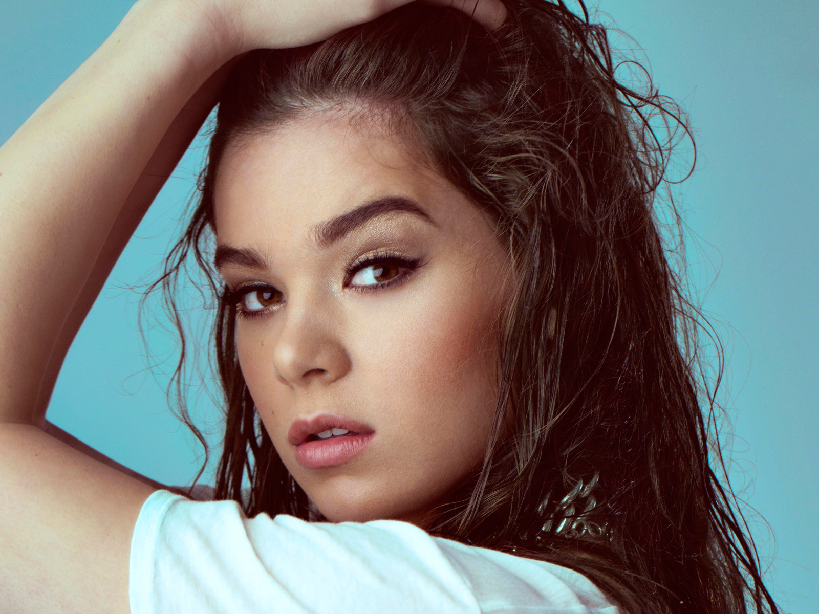 Кареглазая девушка актриса Хейли Стейнфилд