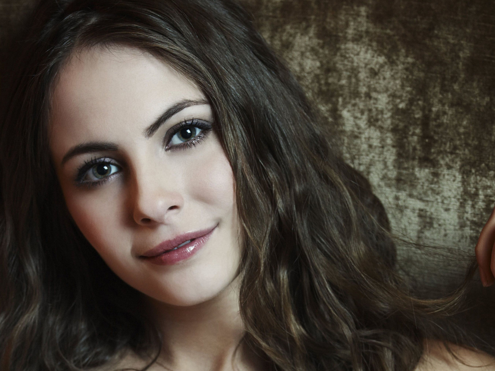 Брюнетка с красивыми глазами, актриса Уилла Холланд