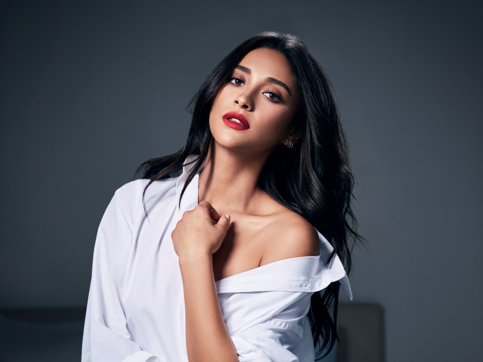 Канадская актриса Шей Митчелл на сером фоне