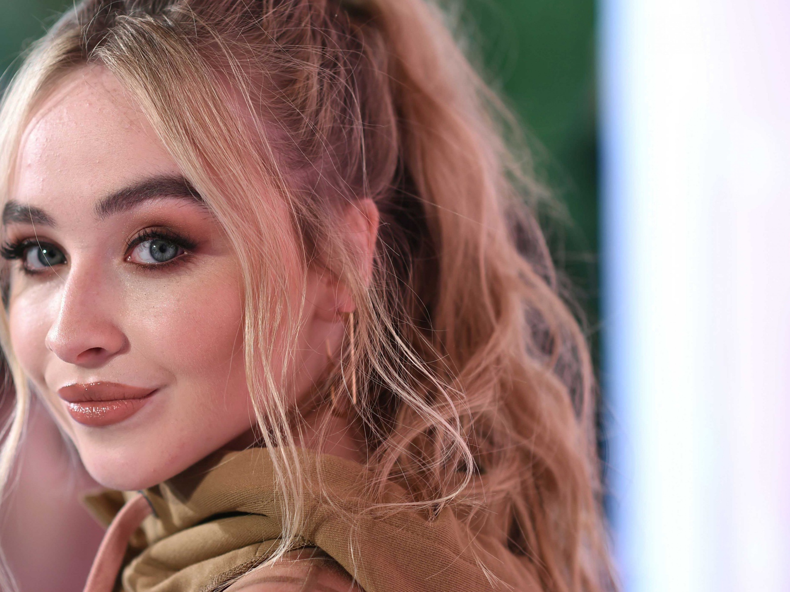 Милая голубоглазая блондинка, актриса Сабрина Карпентер