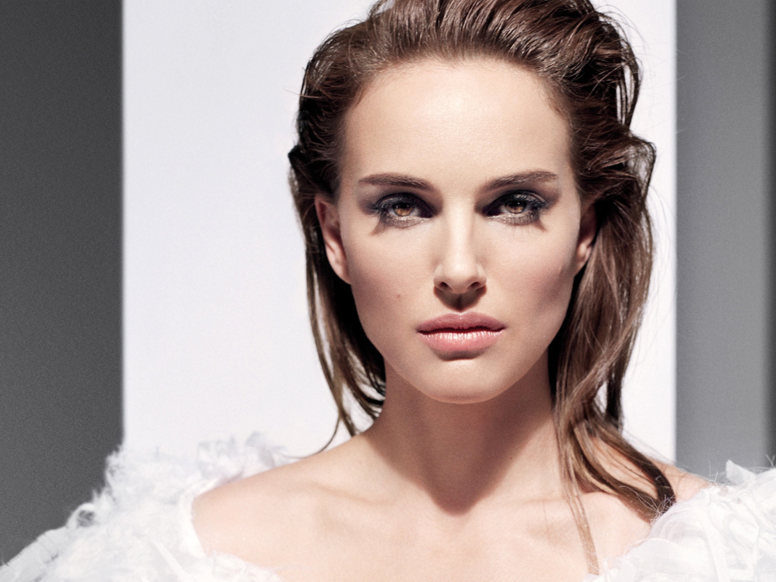 Эффектная актриса Натали Портман в белом