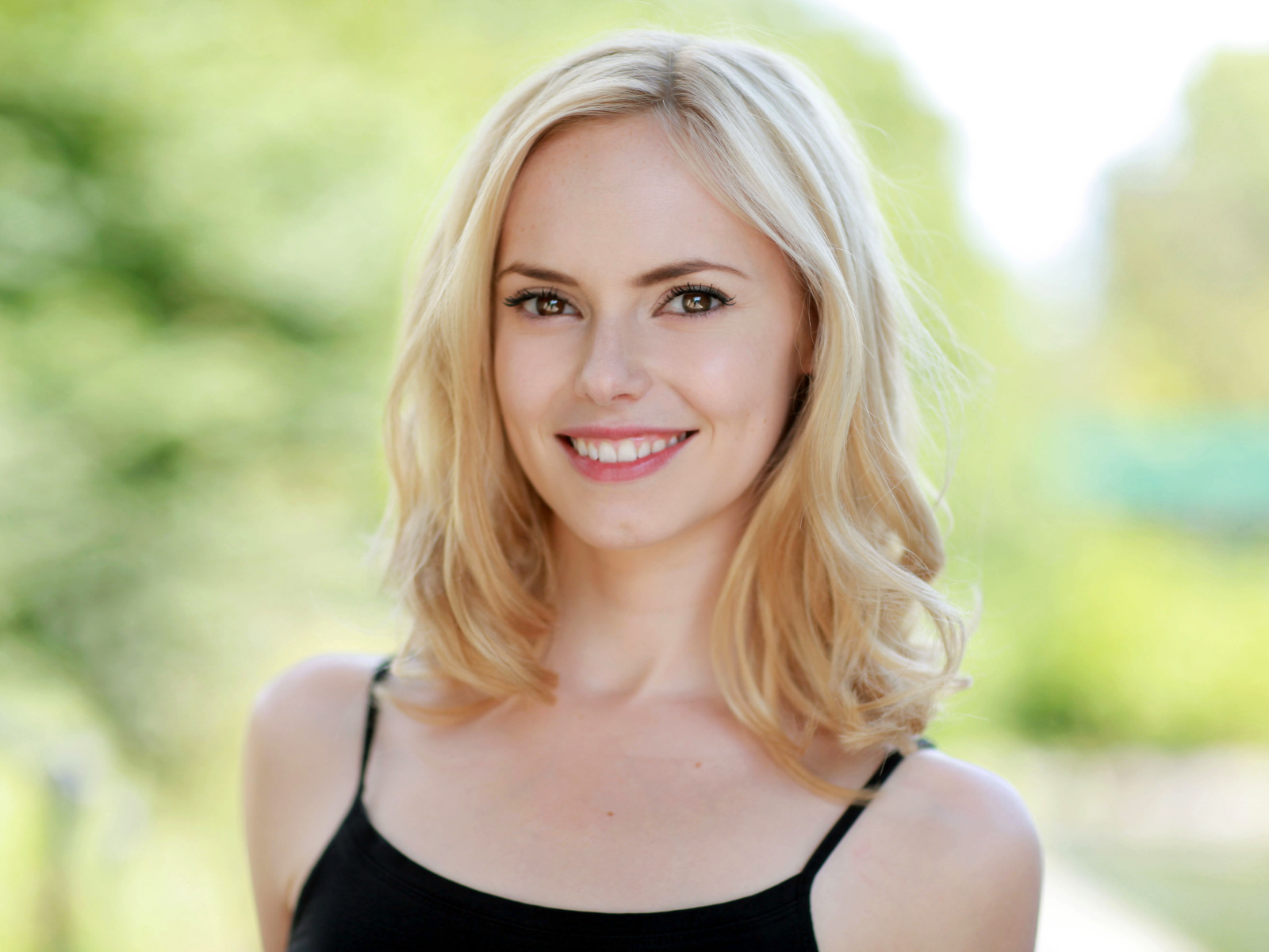 Английская актриса Ханна Тоинтон с очаровательной улыбкой