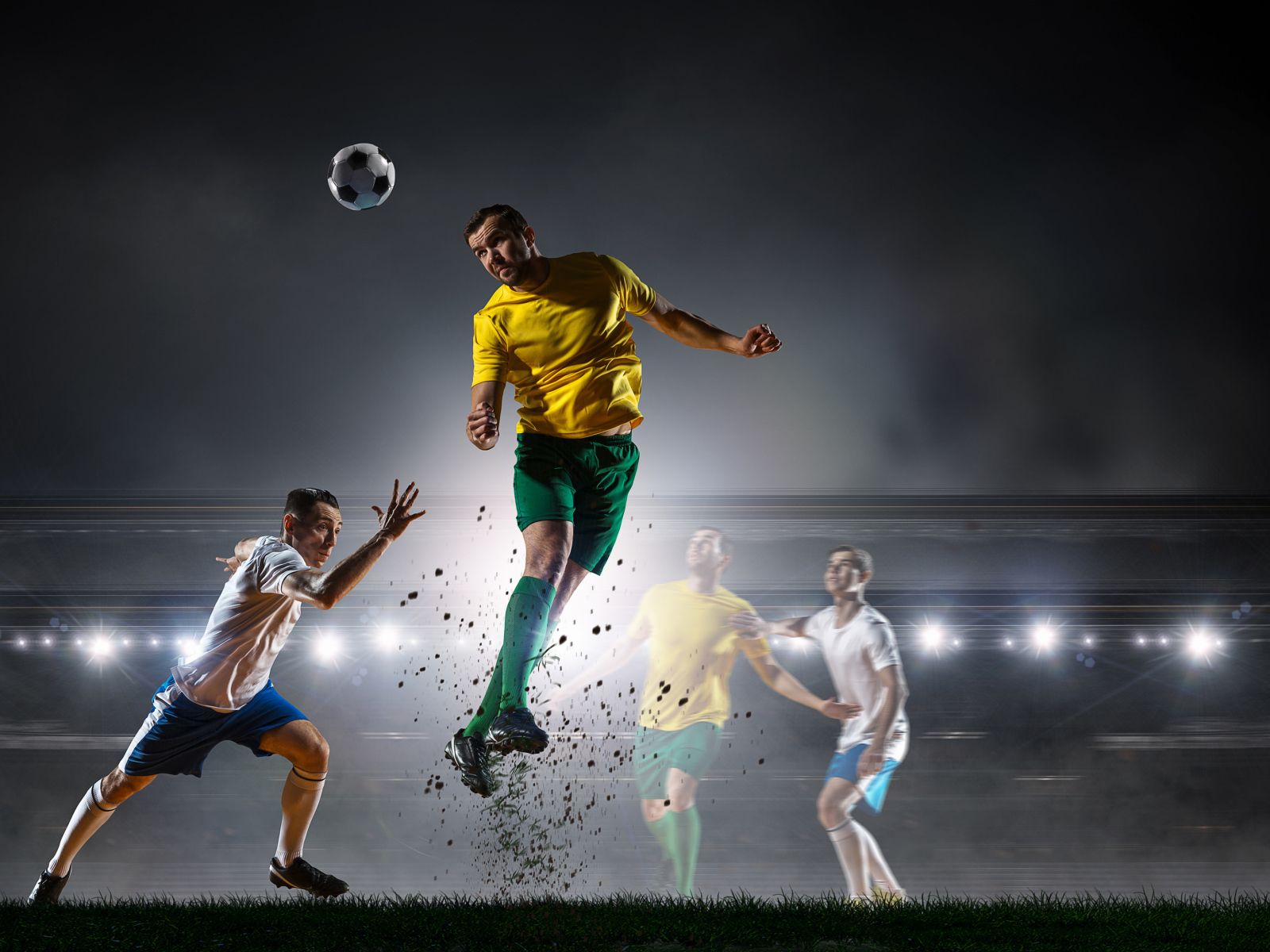 Футболист отбивает мяч на поле во время игры