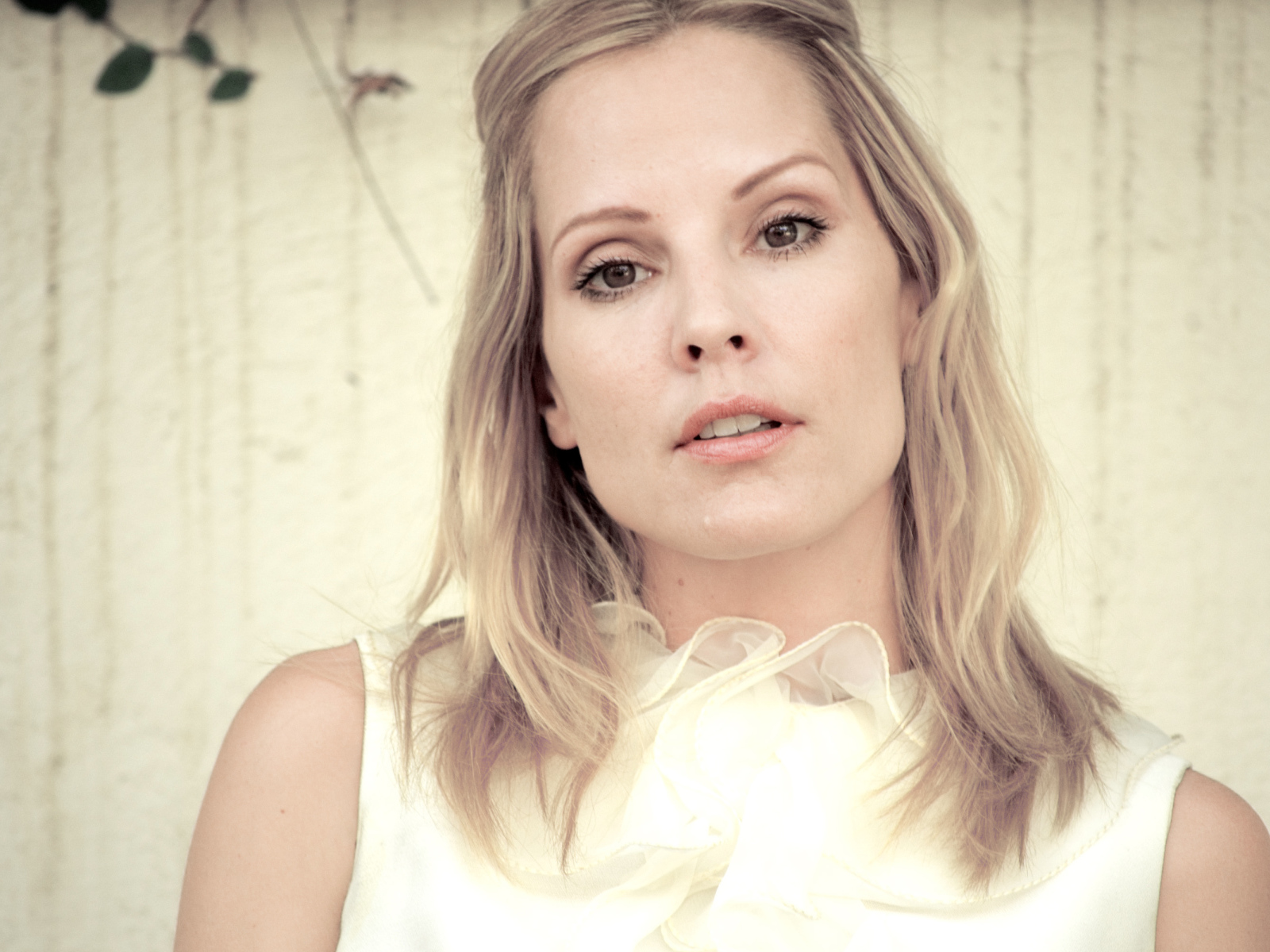 Нежная актриса Эмма Колфилд