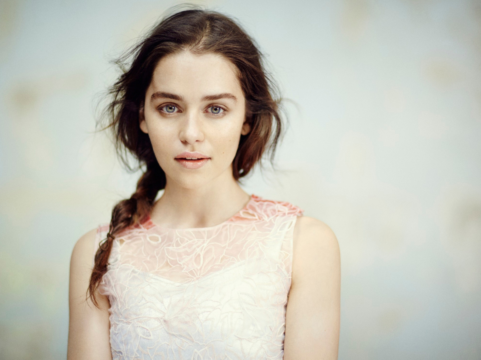 Нежная девушка, популярная актриса Эмилия Кларк