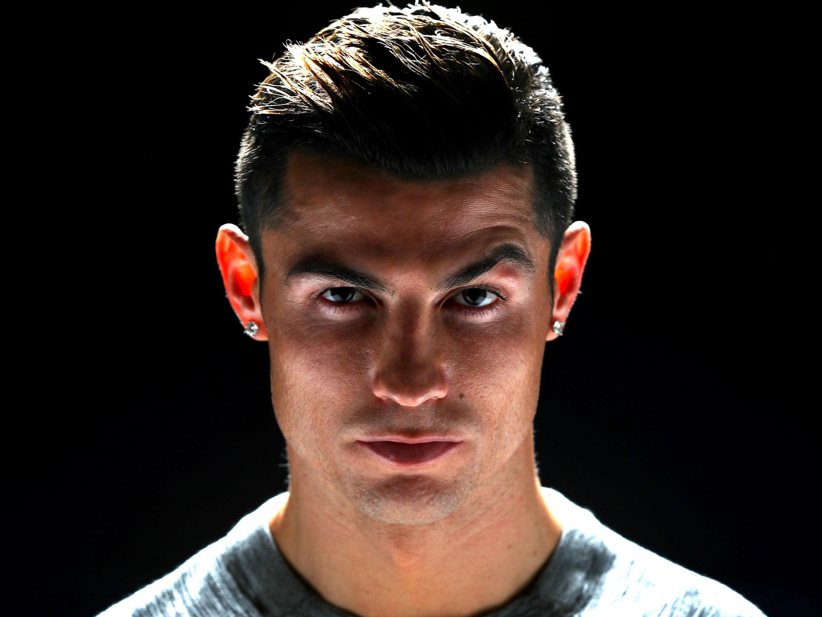 Красивый футболист Криштиану Роналду фото на черном фоне