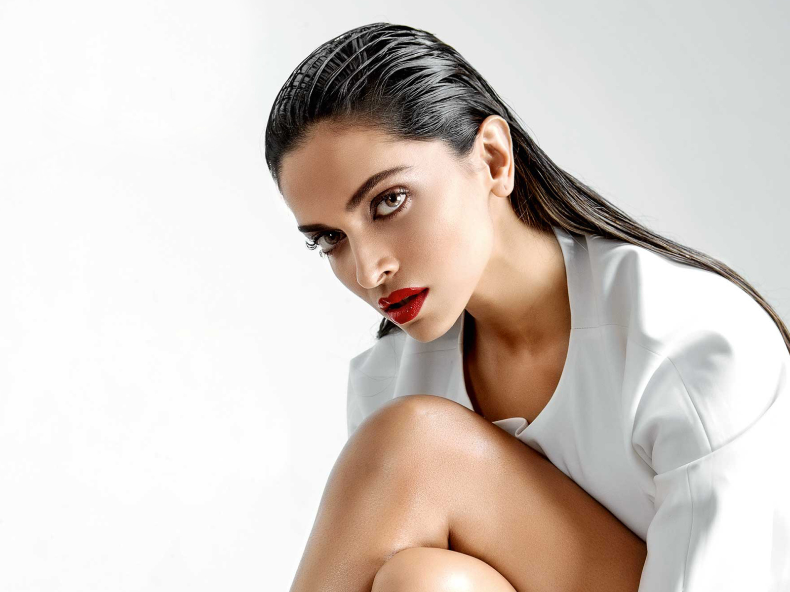 Индийская актриса Дипика Падуконе на сером фоне