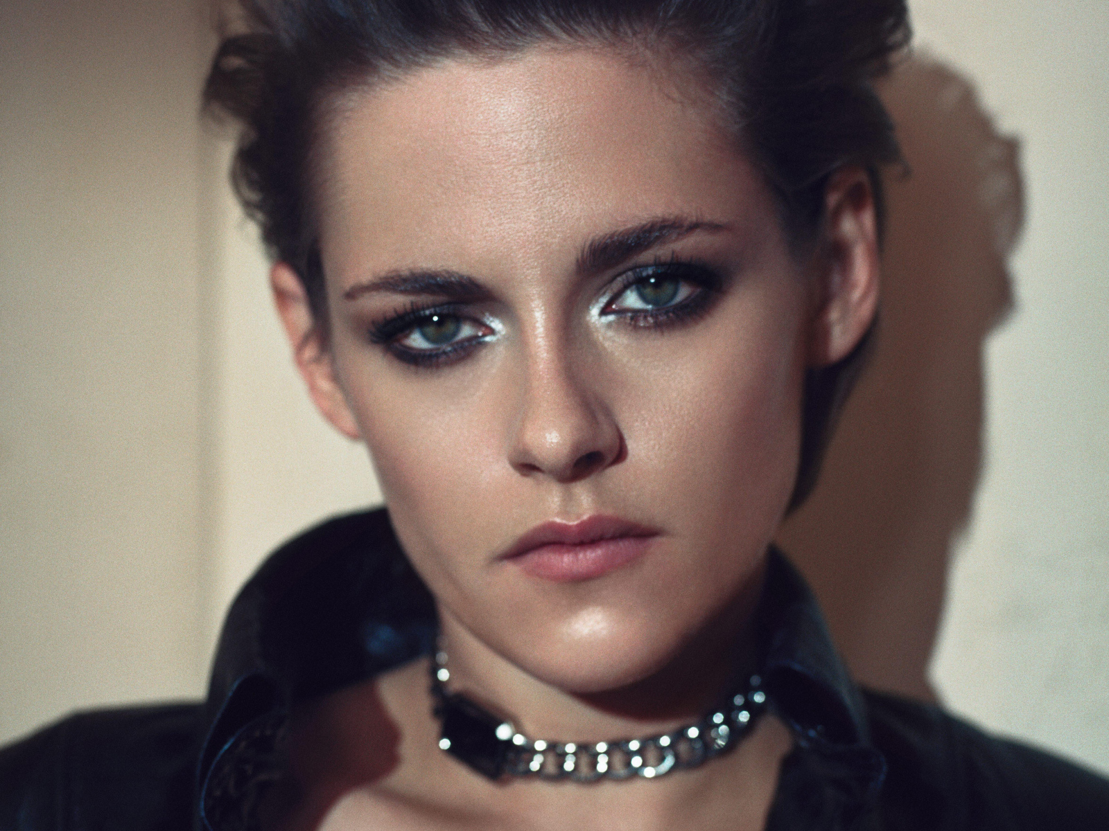 Кристен Стюарт в черной кожаной куртке