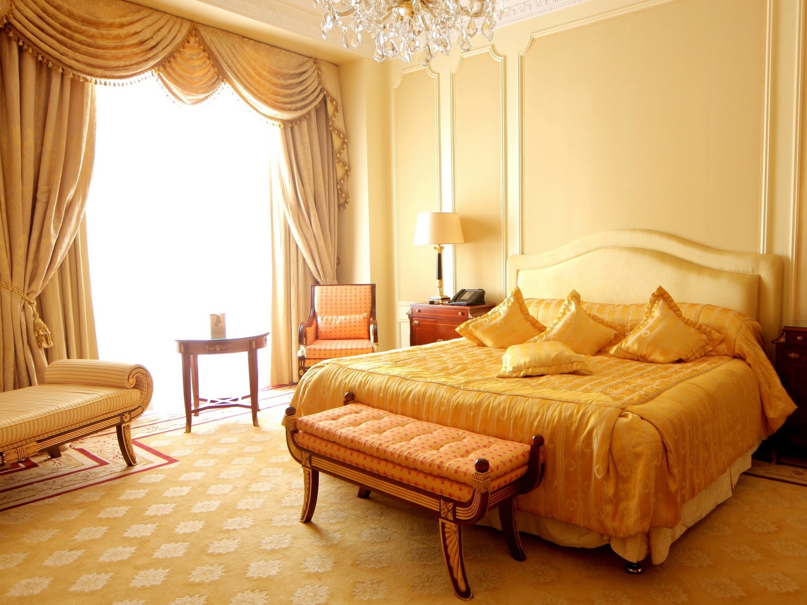 Большая спальная комната с кроватью в пастельных тонах 