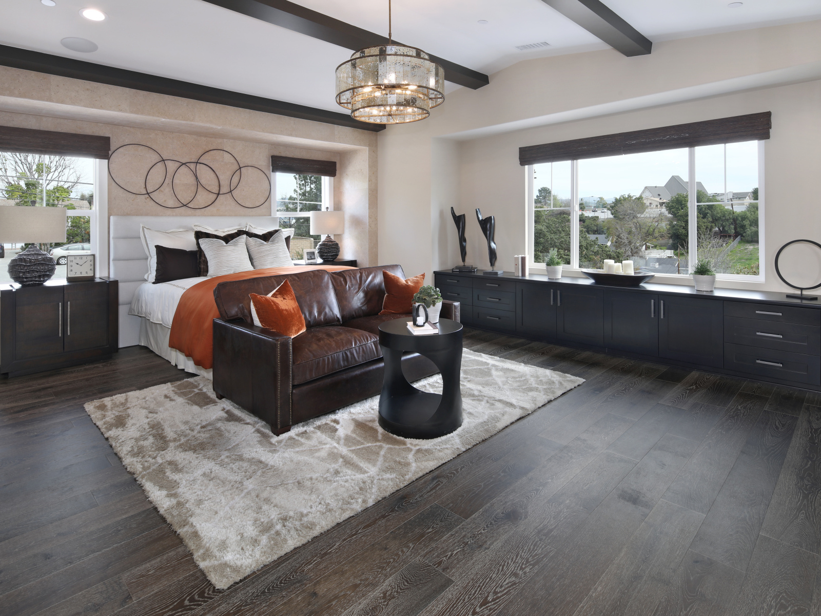 Большая спальная комната с кожаным диваном