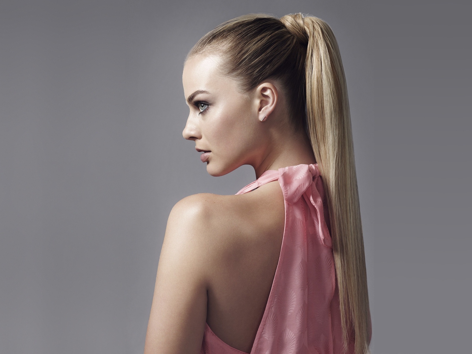 Длинноволосая блондинка актриса Марго Робби фото на сером фоне