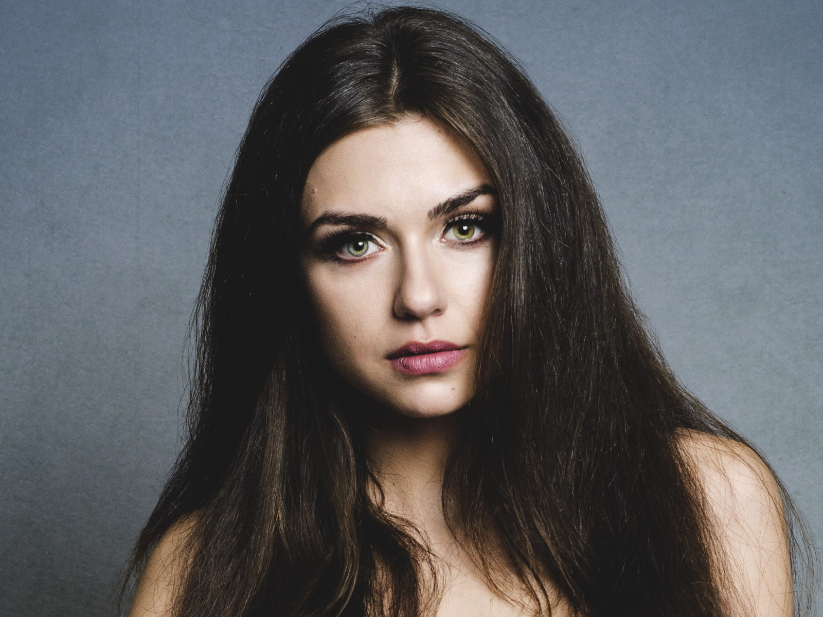 Длинноволосая зеленоглазая брюнетка, актриса Виктория Конфал