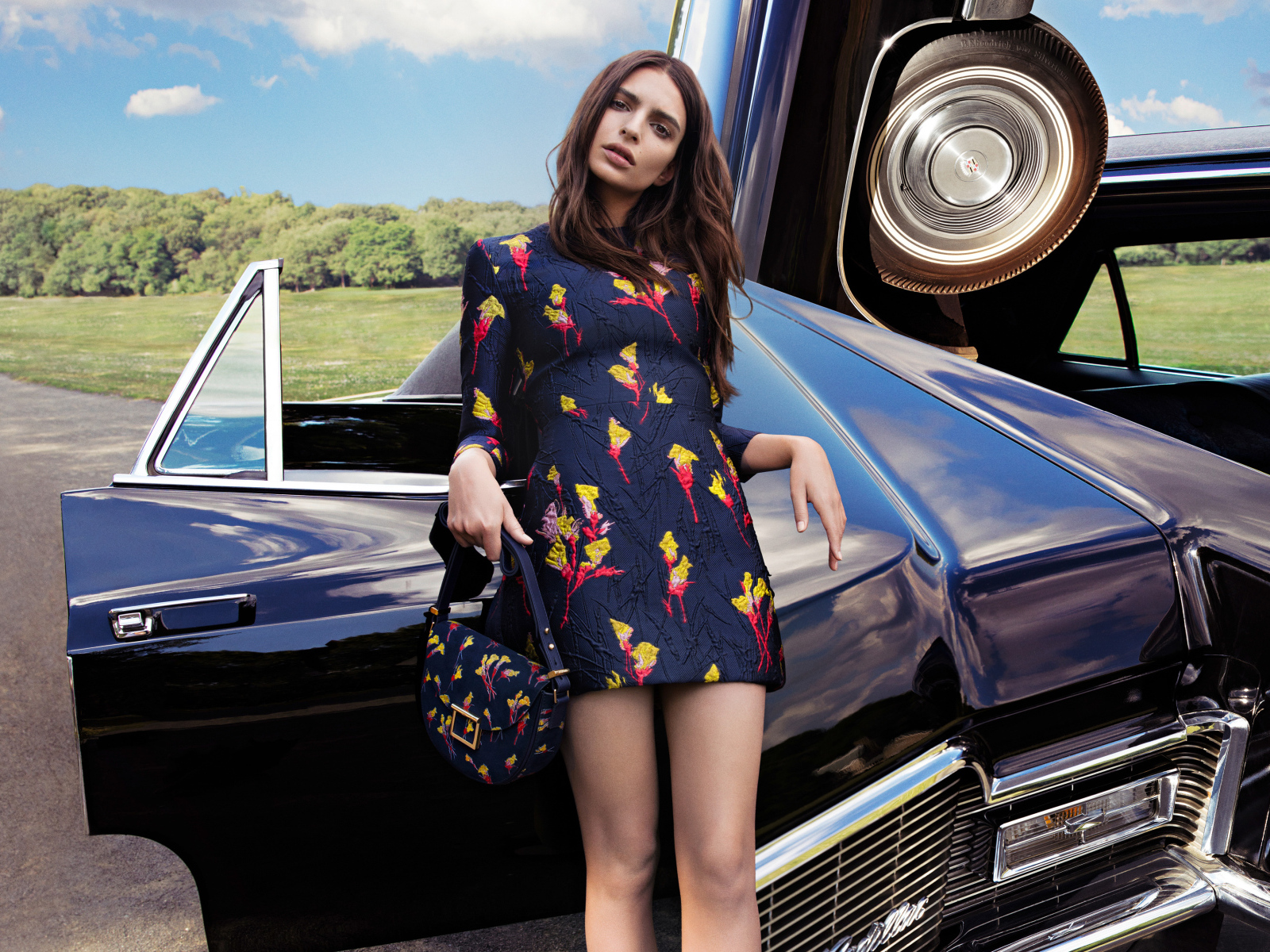 Модель, актриса Эмили Ратаковски у черного автомобиля