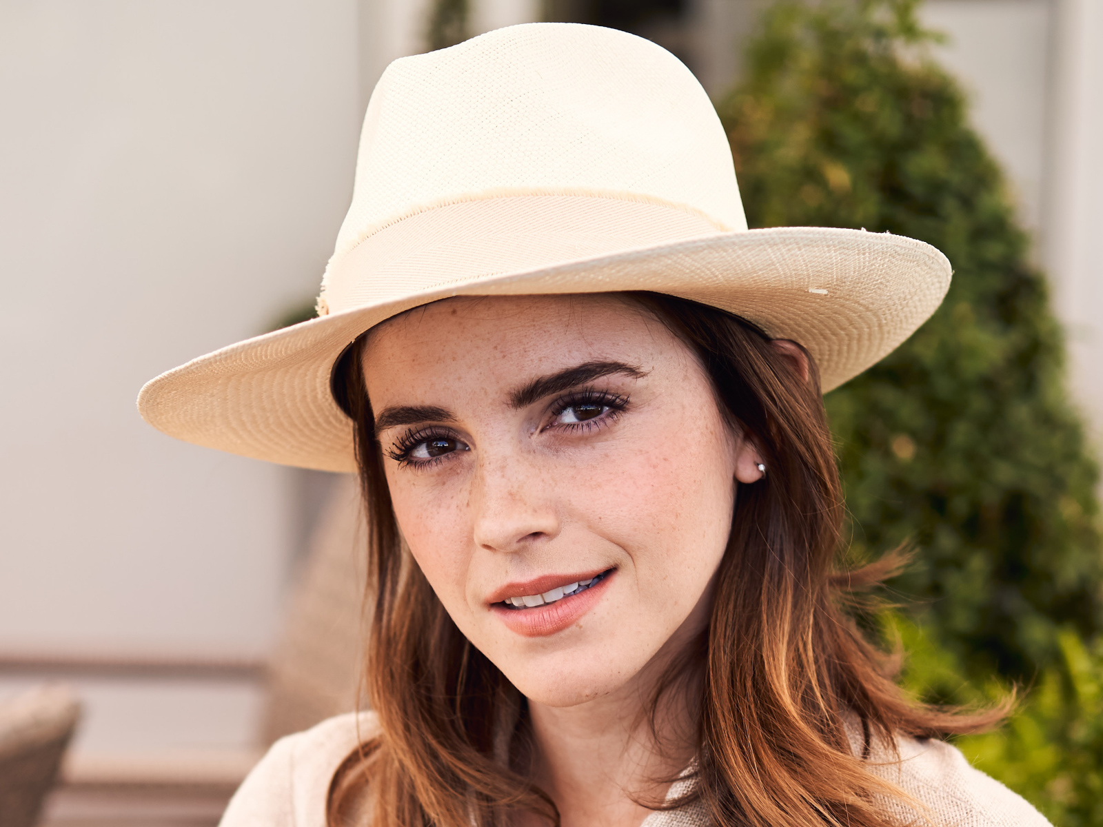 Популярная актриса Эмма Уотсон в белой шляпе
