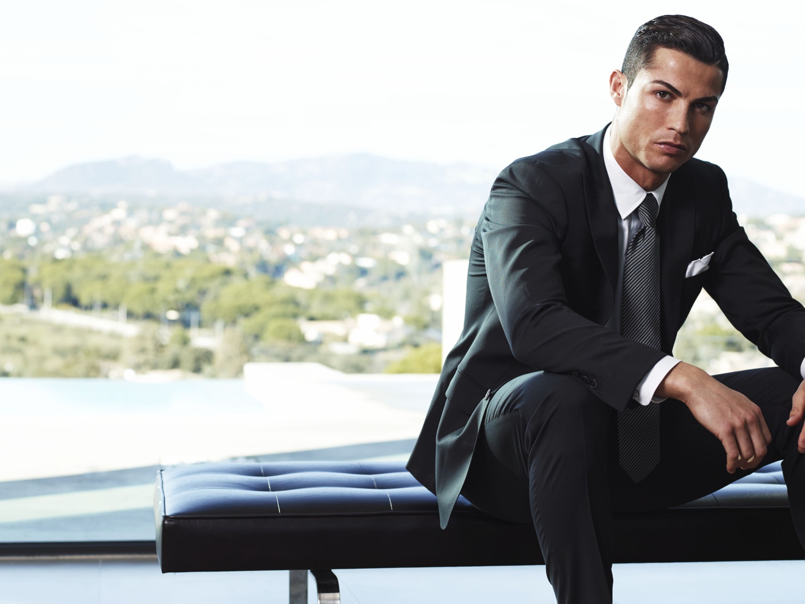 Популярный футболист Криштиану Роналду в костюме