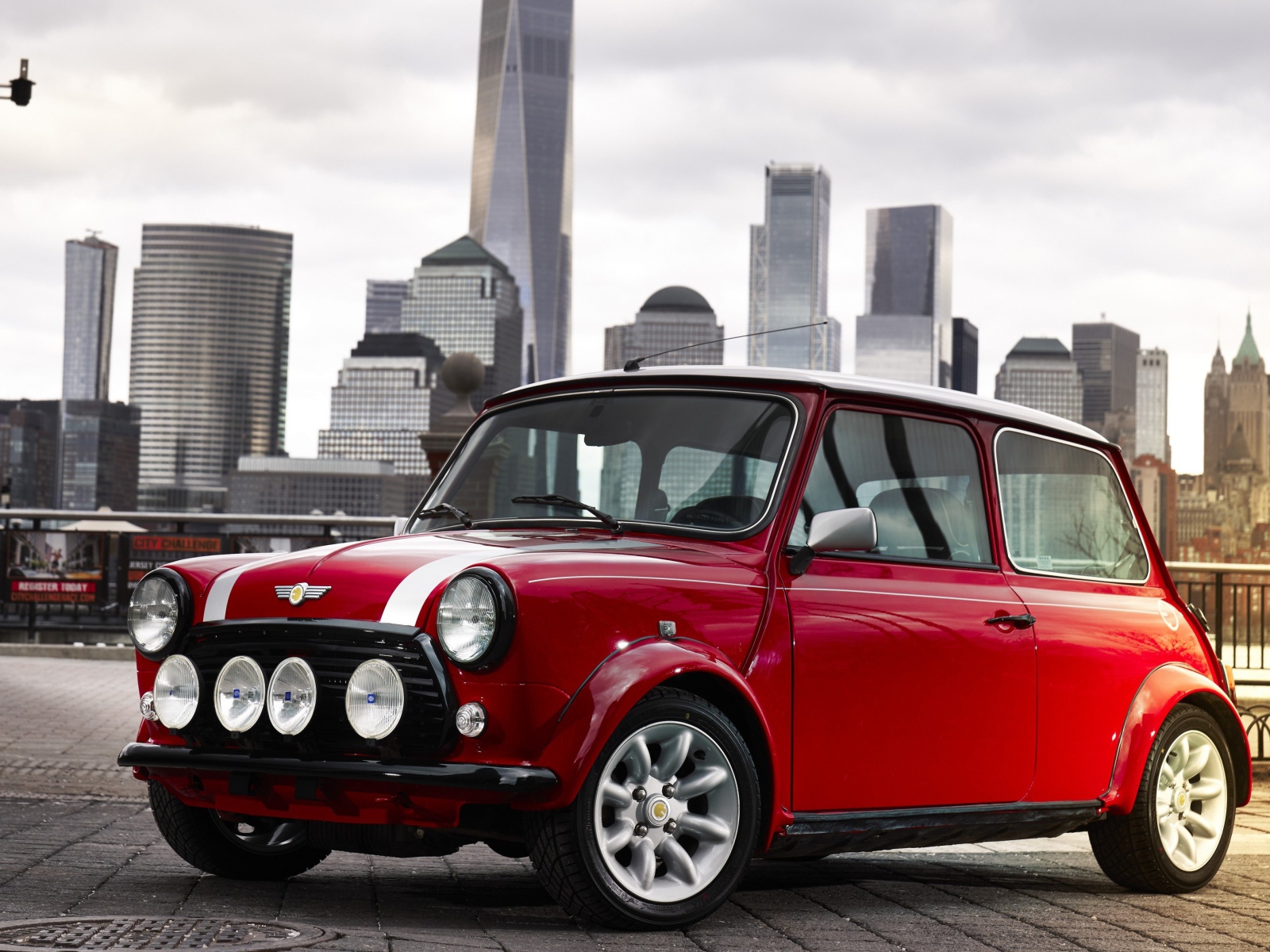 Красный Mini Electric Concept, 2018 года на фоне города