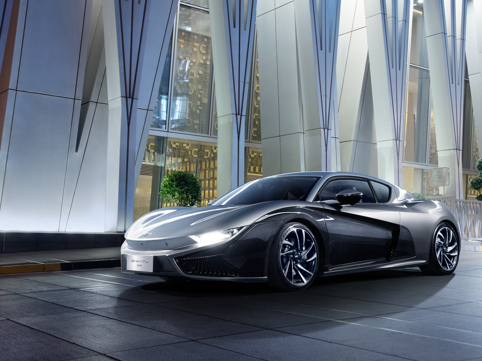 Серебристый электрический суперкар Qiantu K50