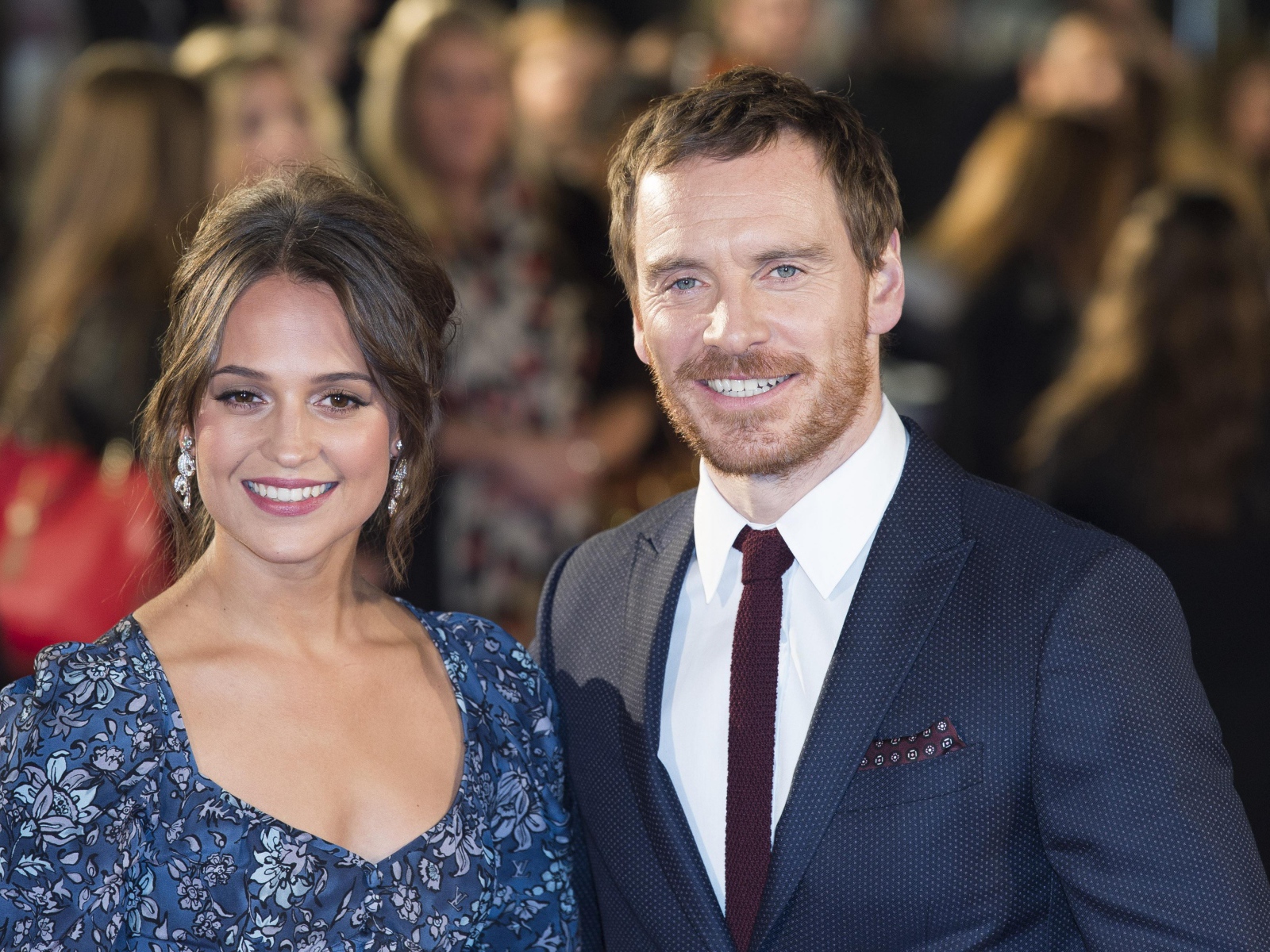 Улыбающиеся актеры Алисия Викандер и Майкл Фассбендер