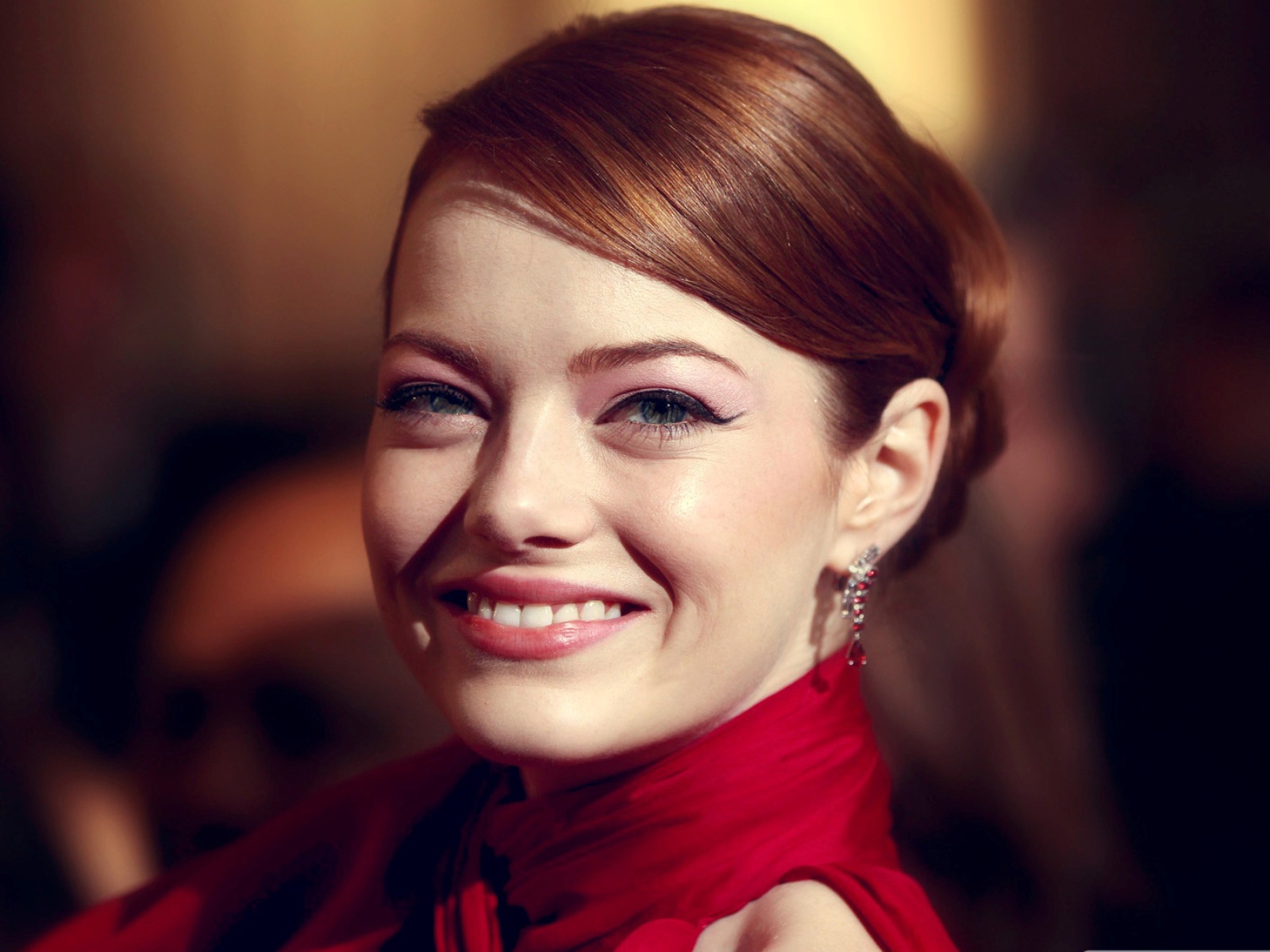 Улыбающаяся актриса Эмма Стоун