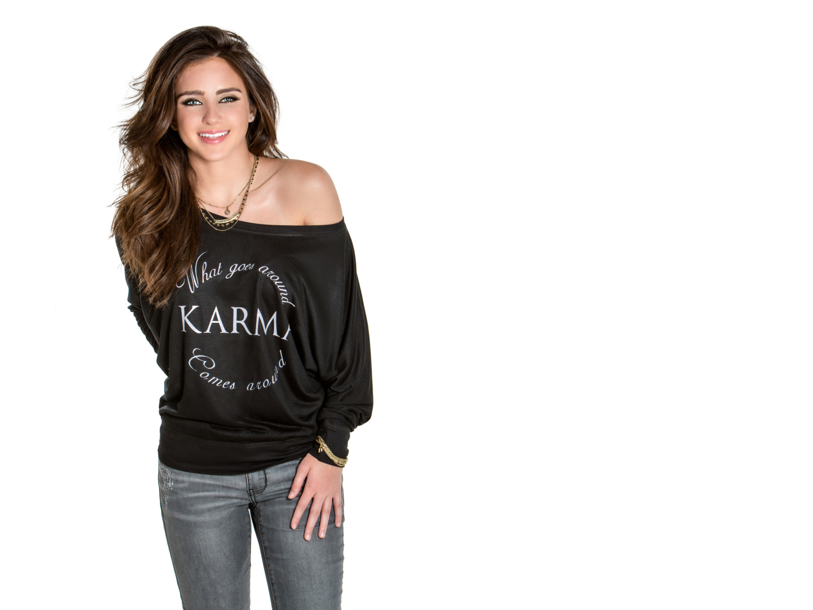 Улыбающаяся актриса Райан Ньюман на белом фоне