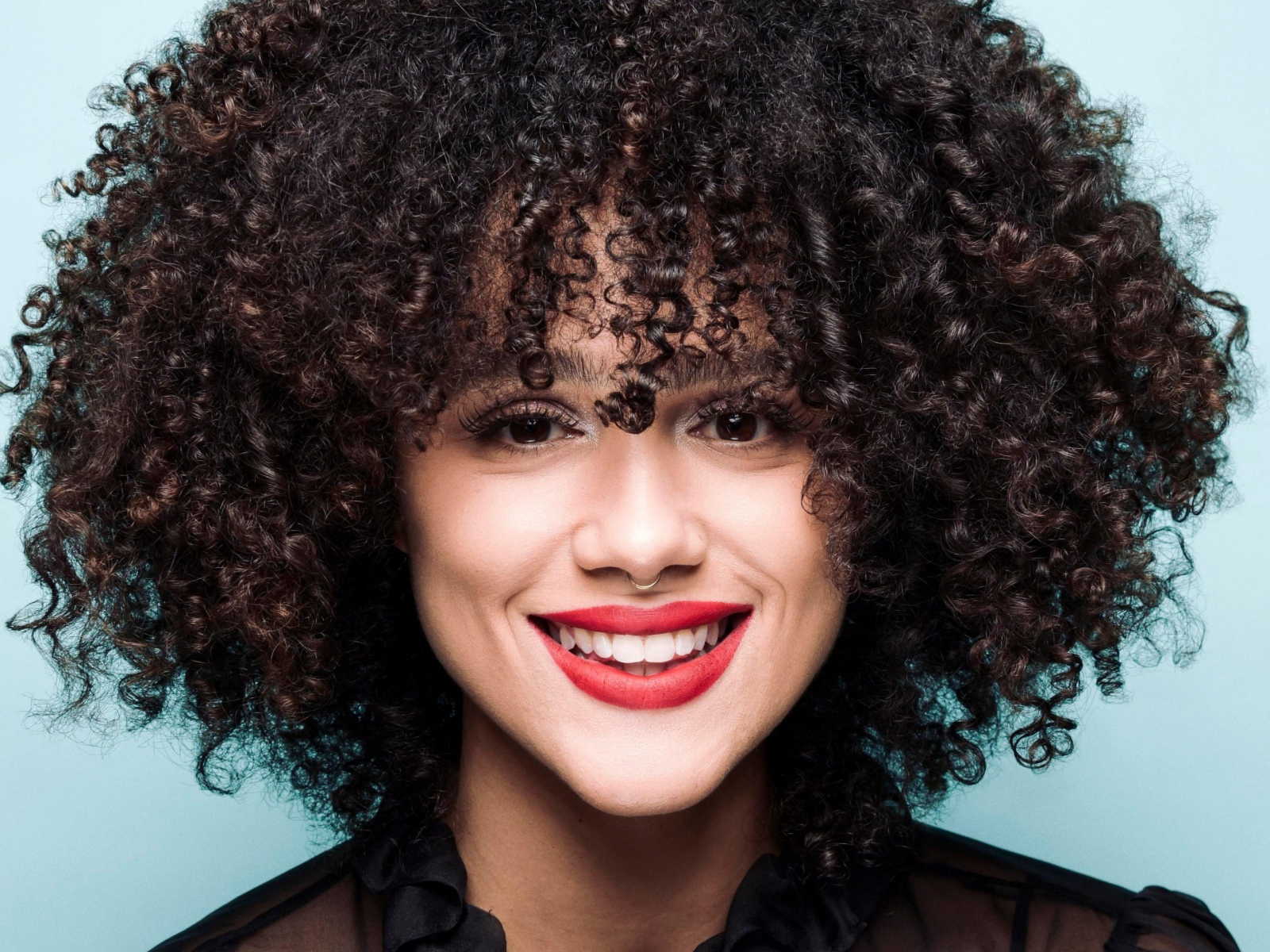 Улыбающаяся яркая девушка, актриса Натали Эммануэль