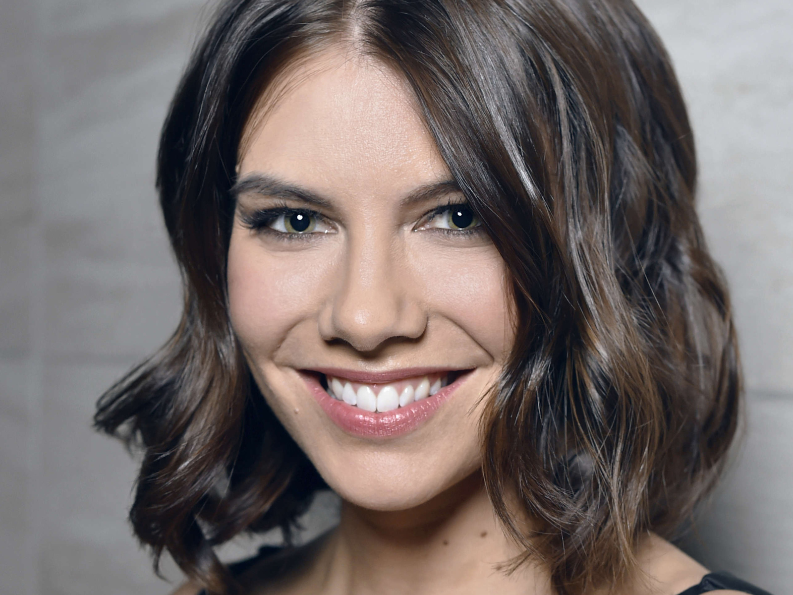 Улыбающаяся девушка, американская актриса Лорен Коэн