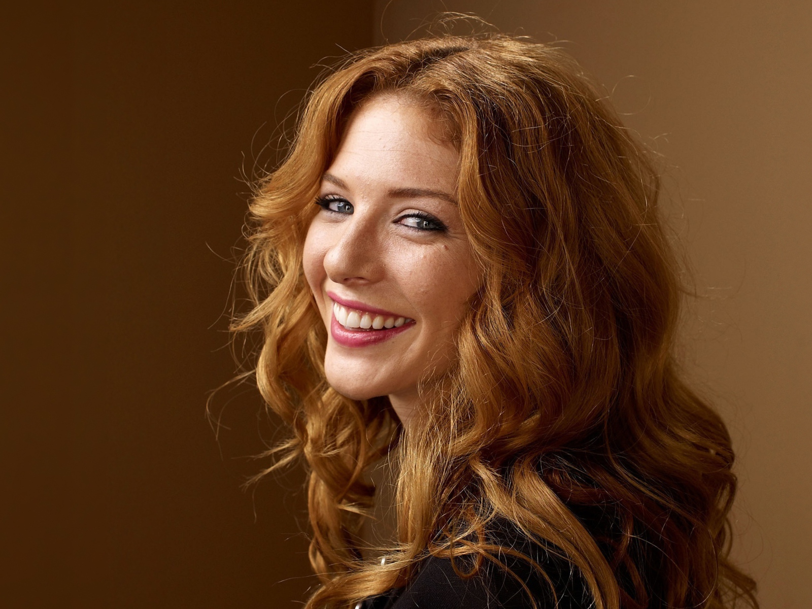 Улыбающаяся рыжеволосая девушка Рейчел Лефевр