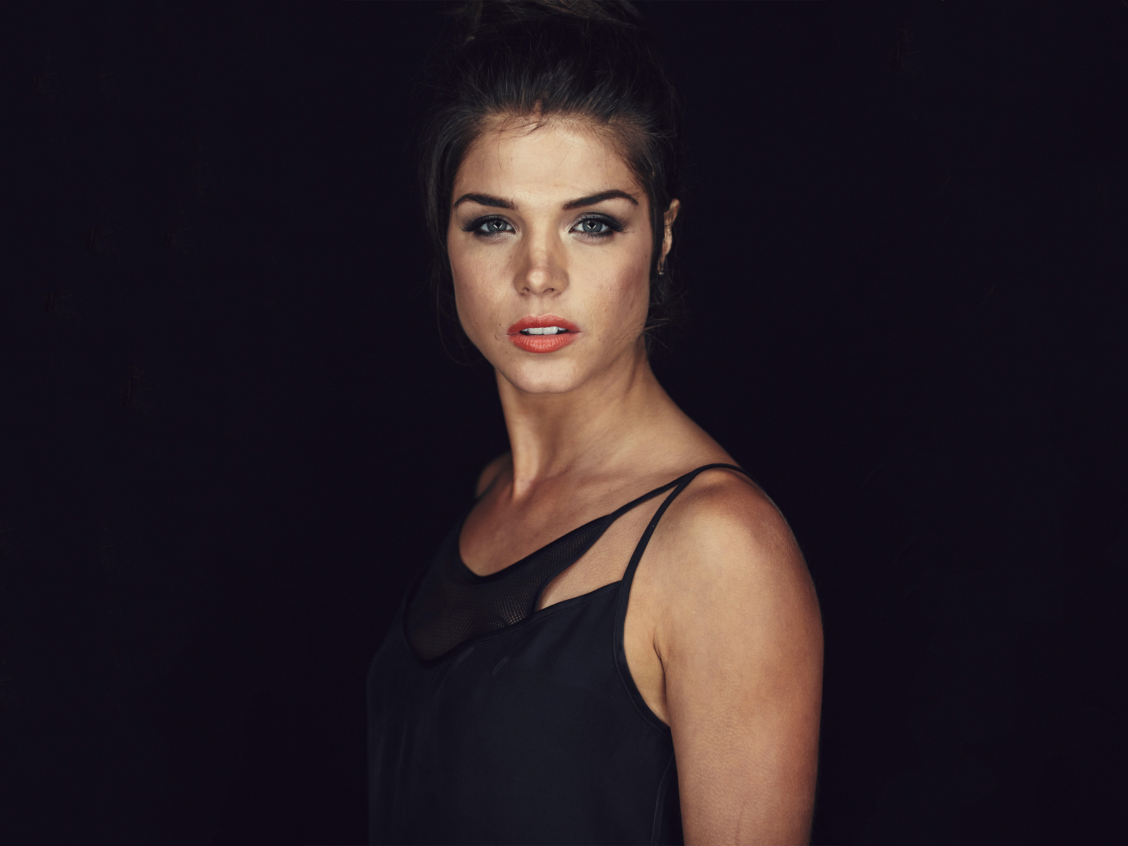 Эффектная актриса Мария Авгеропулос в черном наряде